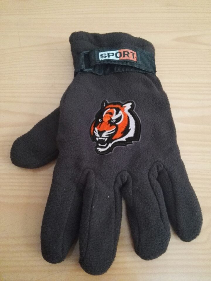 Bengals Winter Velvet Warm Sports Gloves2