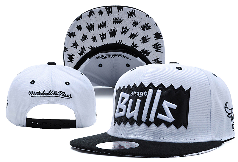 Bulls Team Logo White Mitchell & Ness Adjustable Hat LX