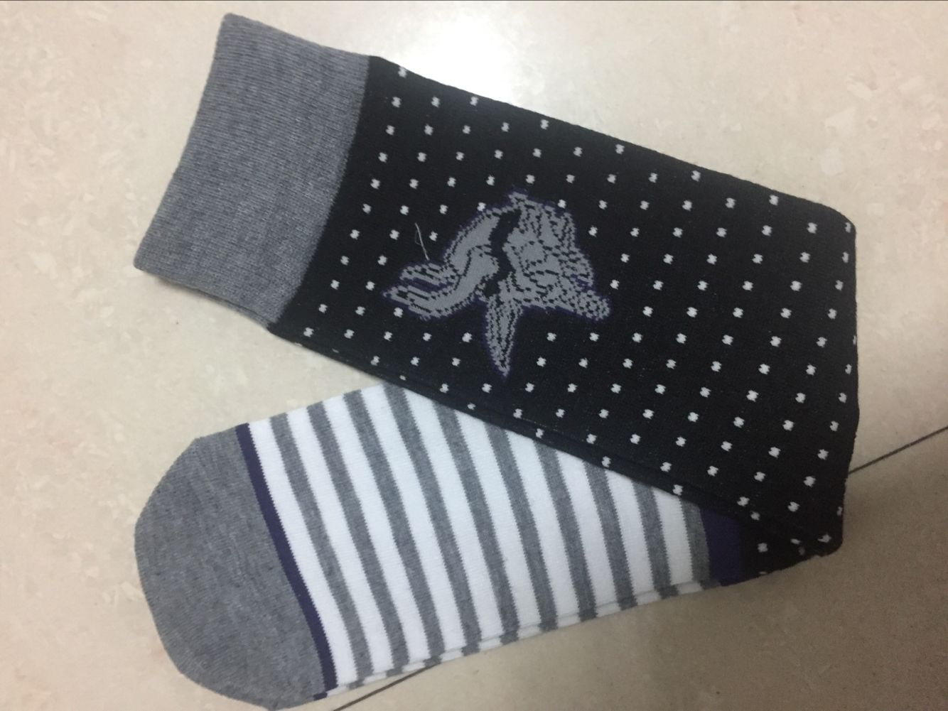 Minnesota Vikings Team Logo Black Gray NFL Socks - Click Image to Close